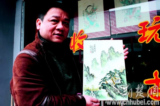 图为:藏家手上的汪野亭山水瓷板画