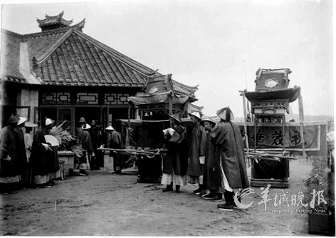 　　大清官员用两顶轿子给八国联军送锦旗,褒奖联军在北京的所作所为，旗上写着“祝效华封”、“万国咸喜”。