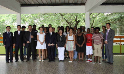 驻多哥大使王作峰参观洛美法国中学