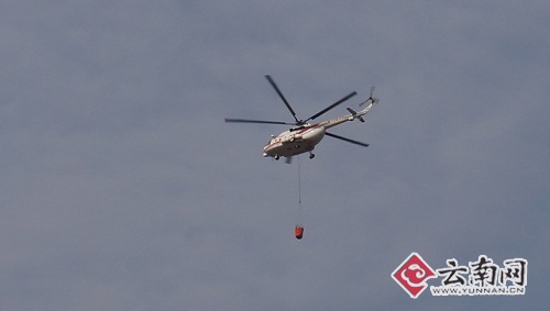 灭火直升机不停往来 打水救火