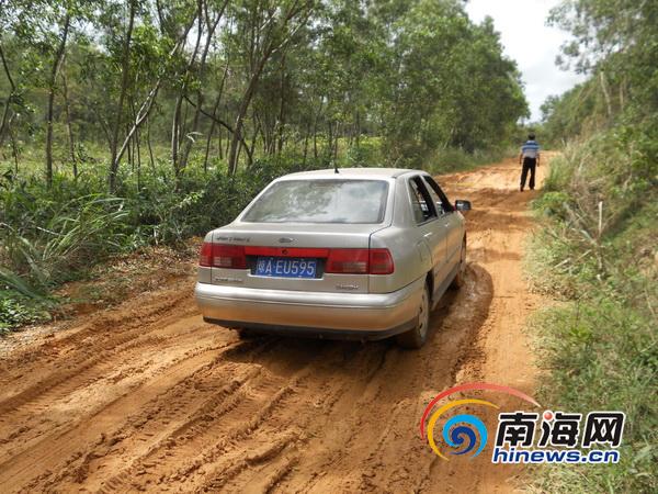 车辆缓慢行驶在满是泥泞的道路上(南海网记者高鹏摄)