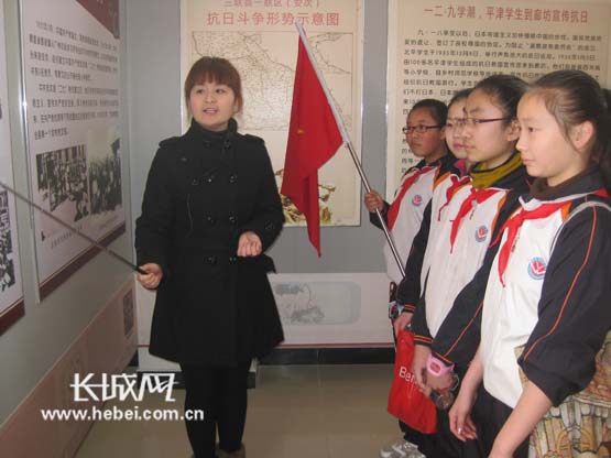 廊坊小学生参观烈士陵园.白媛媛 摄
