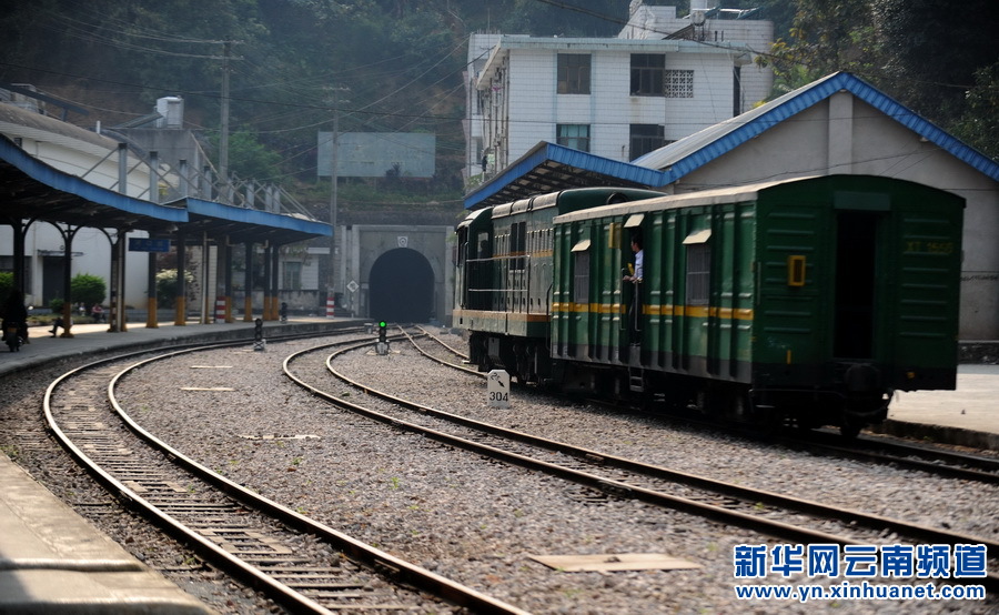 3月6日,越南1212次列车驶出河口站。新华社记者 秦晴 摄