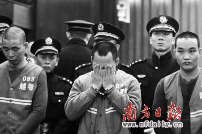 听到宣判后，被告人捂住脸忍不住流下了眼泪。曾强 肖雄 摄