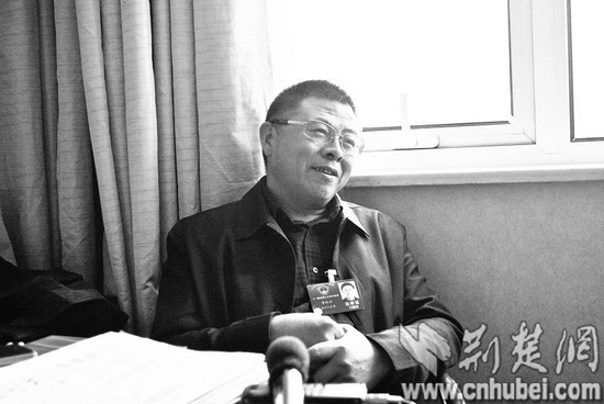 图为：李红云代表畅谈今年重点推进的四大工程