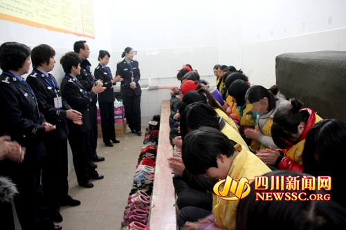 广元女警三访三评走进看守所(图)