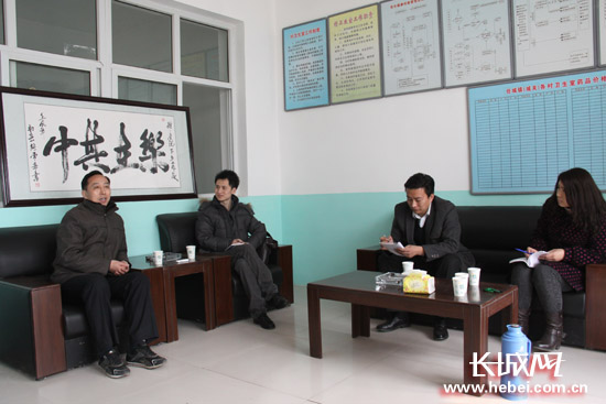 李清榜向记者介绍任城镇东县南村的情况。长城网 马冬冬 摄