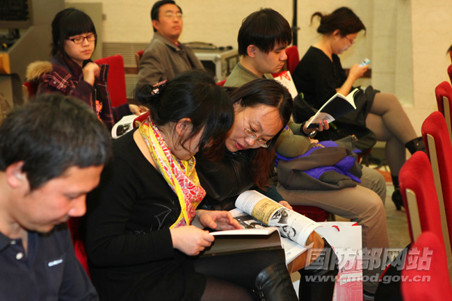 《钱学森传》、《钱学森》画册、《钱学森文集》首发仪式在人民大会堂举行,图为与会代表正在观看图书。解放军报记者张晓祺摄