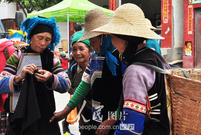 四位彝族老姐妹（郑重声明：凡带有“人民图片”字样图片，未经许可，不得转载。购图电话010-65368421）