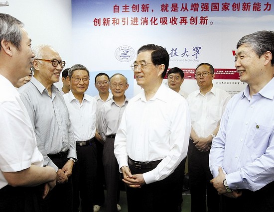 图为：2011年，胡锦涛考察武汉光电国家实验室 新华社资料图片