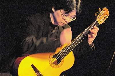 ?香港演奏家周启良将与两位同伴献上吉他、口琴、钢琴合奏。 （资料图片）