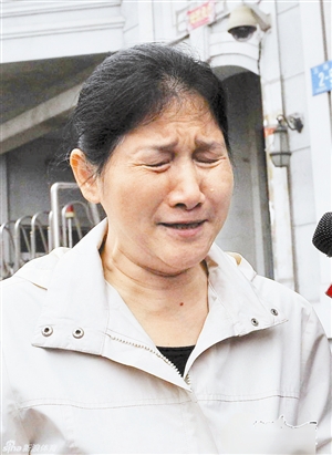 谢亚龙的妹妹谢亚梅在庭外向记者哭诉喊冤