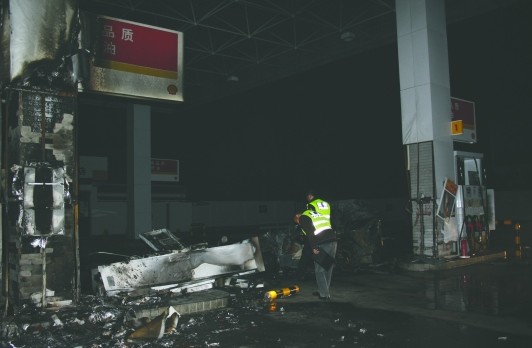 加油机被撞倒,轿车烧成光架架src="http://y0.ifengimg.com/news_spider/dci_2012/04/0ccac4dd386ee2118aa6babe1d5d2d08.jpg"