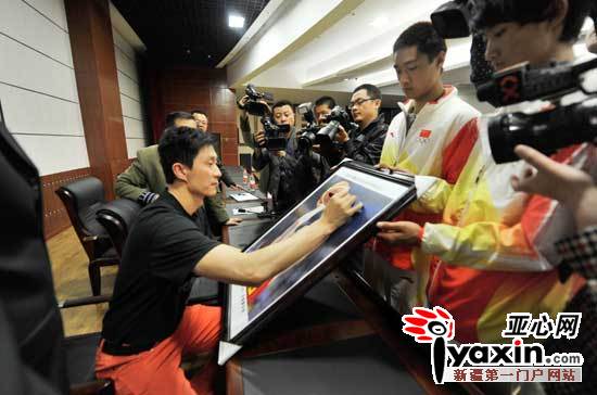 国家男篮助教杜锋回新疆母校 捐赠10万元