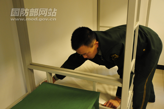 蔡东桦整理床铺,这意味着见习代职的开始。