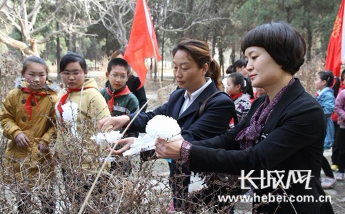 县委书记杨志云与青少年一起给烈士墓献花曲