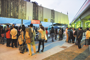 　　士林文林苑“钉子户”王家被台北市政府强制拆除之后，建商架起了围篱，不过，声援民众将围篱锯开，进入已成废墟的原址，搭起帐棚与临时屋子，准备长期抗争。