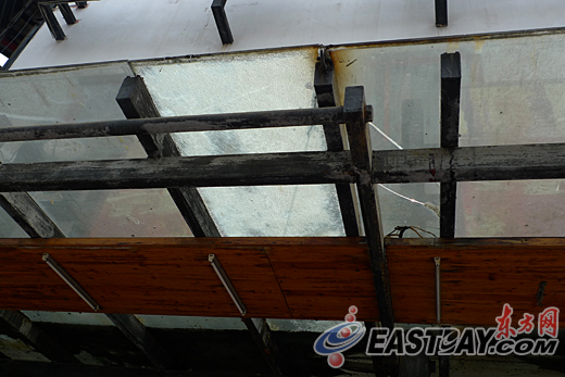 上海市巡查玻璃幕墙建筑 有酒店玻璃顶棚现裂