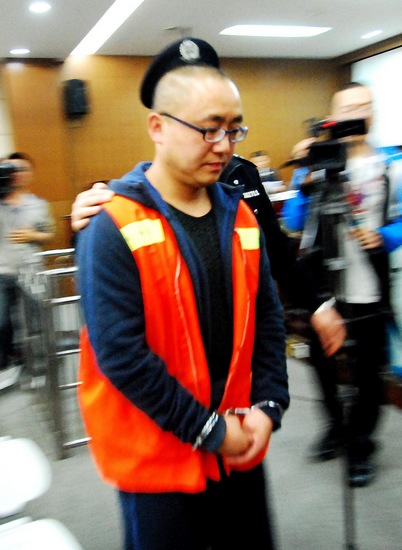 4月20日，在江西九江中级人民法院第三审判庭，灭门案犯罪嫌疑人徐心联在庭审后被法警带走。当日，浙江杭州“净慈寺”、“香积寺”监院徐心联涉嫌故意杀人案在九江中级人民法院开庭审理。