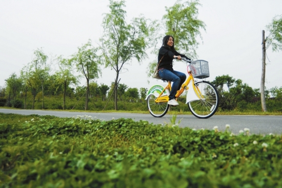 试骑崭新的自行车