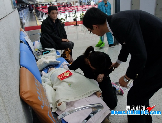 两岁特殊旅客坐飞机看病 东航山东全力保障
