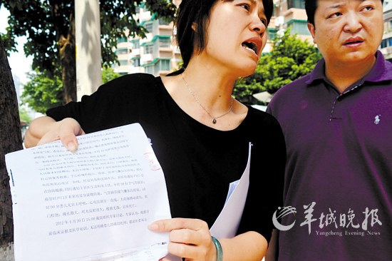 　　周女士夫妇希望医院对女儿的死亡给出合理的解释 羊城晚报记者 林桂炎 摄