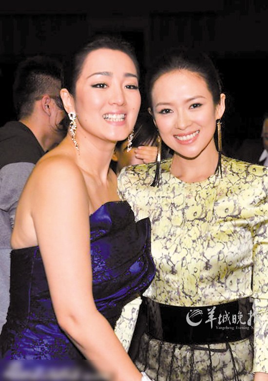 虽然张艺谋缺席,但两代"谋女郎"巩俐和章子怡却双双电影亮相爱高调圣情人图片