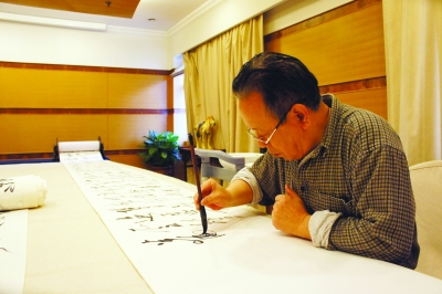 著名书法家恽建新书成白居易诗百米草书长卷