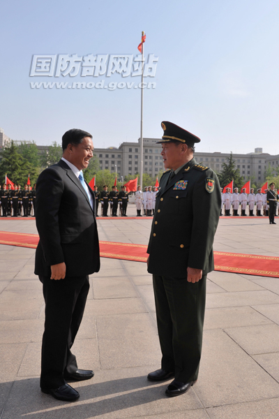 4月26日下午,国务委员兼国防部长梁光烈上将在八一大楼为来访的泰国