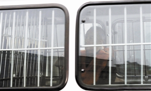 押送谢亚龙的警车抵达丹东中院