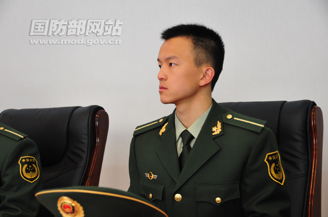 蔡东桦精神集中,认真听讲。