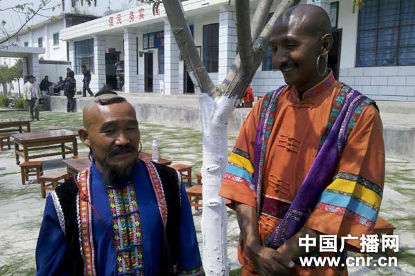 中国民间南涧跳菜表演者李开富（左）李志刚（右）据李志刚介绍，跳菜收入每年5000元左右，占到总收入的五分之一。（记者晓兰 摄）