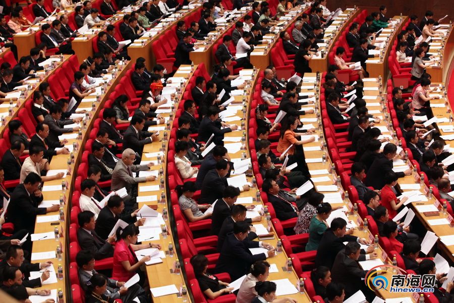 夫妇闯红灯孩子被卷车底情侣逛街遭情敌砍断手小伙街头猛踹女子头部