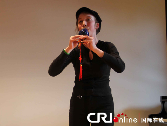 苏黎世大学汉学系一年级学生苏宁演奏葫芦丝(摄影 张希焱)