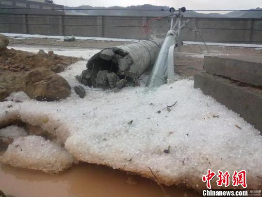 下午14点30分,网友“林浩1122”在微博上贴出了图片,称尤溪遭到巨大冰雹突袭。