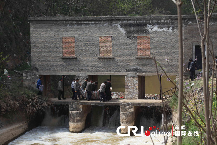 2012年4月16日，在陕西乾县和礼泉交界处，宝鸡峡引渭灌溉再次发现一具尸体。图片来源：cfp