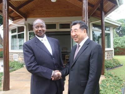 乌干达总统穆塞韦尼会见回良玉副总理