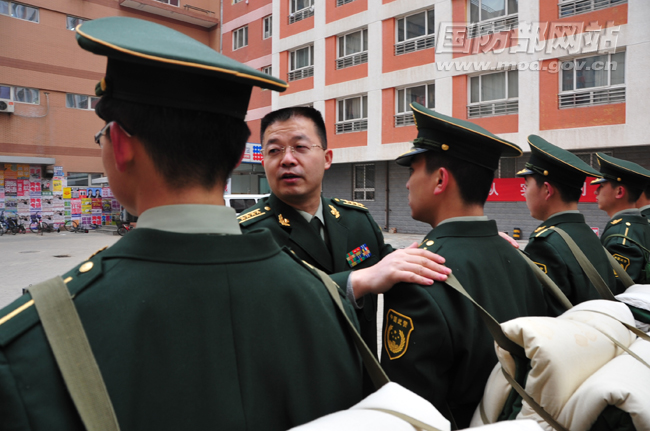 选培办马海伟主任在出发前亲自为国防生整理行装。