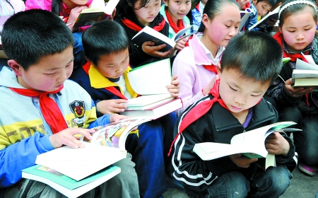 走2小时山路 孩子寄信谢商报