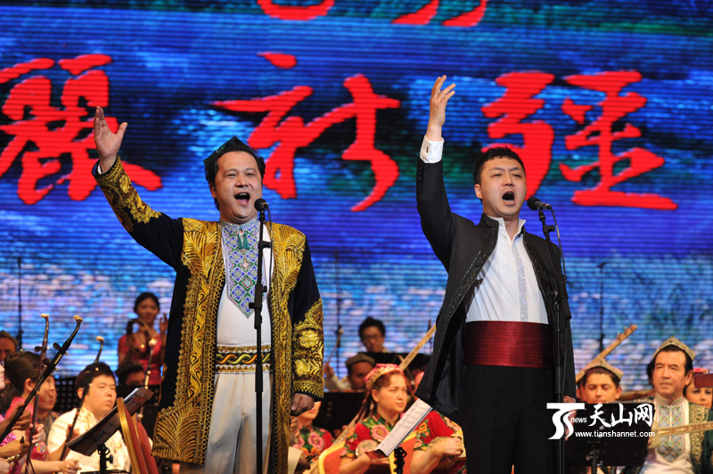 张辉与艾尔肯&middot;阿不都热依木用双语演唱《达坂城的姑娘》