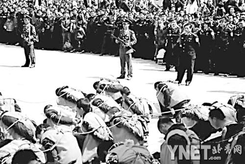 警方回应将嫌犯<em>捆绑</em>示众争议