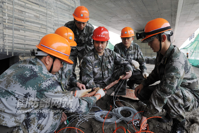 解放军理工大学成功爆破拆除南京4座高架桥纪