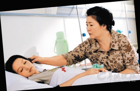 　　婆婆萨日娜照顾葡萄