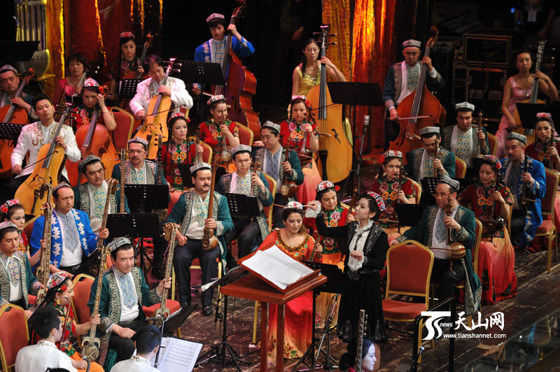 新疆青年指挥家努尔巴纳&middot;依明在指挥乐队