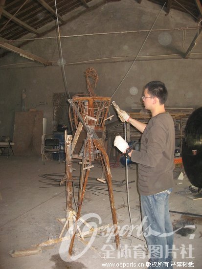 (图)网站为马布里立雕像 正在搭建雕像主结构