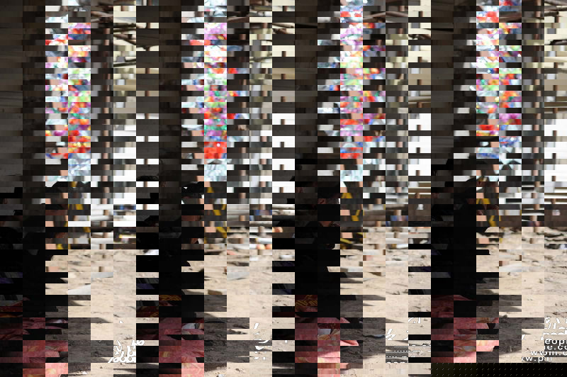 死者的哥哥嫂子坐在高虎家门前，低头抹泪。 声明：图片由CFP视觉中国供本网专稿，任何网站、报刊、电视台未经CFP视觉中国许可，不得部分或全部转载，违者必究！