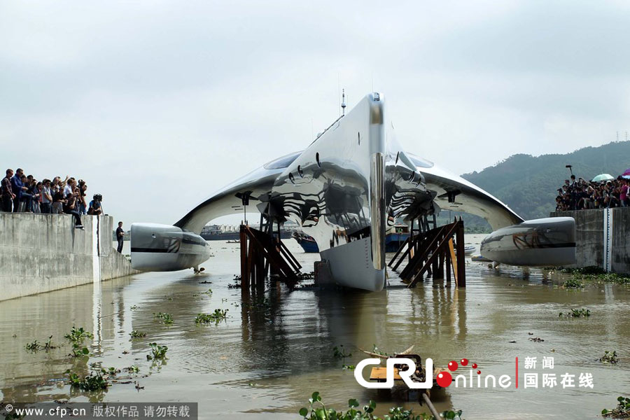 2012年4月10日，广东珠海，造价1500万美元的全球最大三体超级豪华游艇“Adastra”号在鸡啼门水道的码头下水。