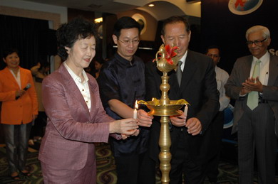 与会代表以印度传统点灯仪式为洽谈会揭幕