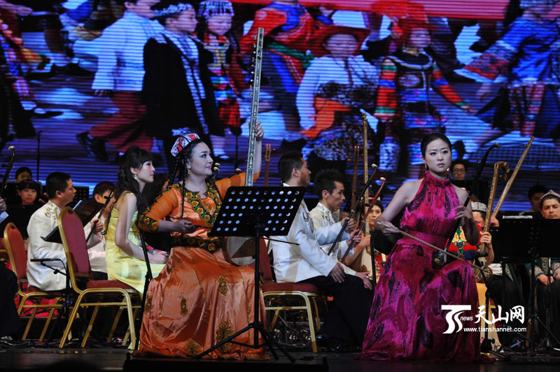 买买提&middot;沙吾提和李源源用热瓦甫、二胡演奏《我和你》