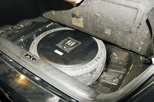 开套牌车携仿真枪想干啥